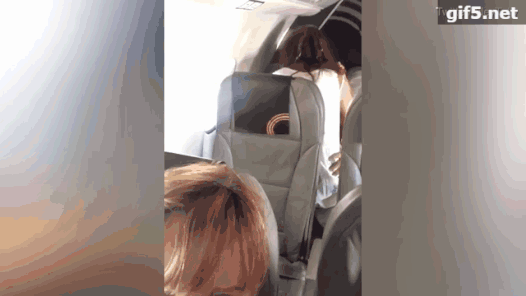 一男一女在飞机上偷偷溜到后排,脱了裤子直接啪啪啪