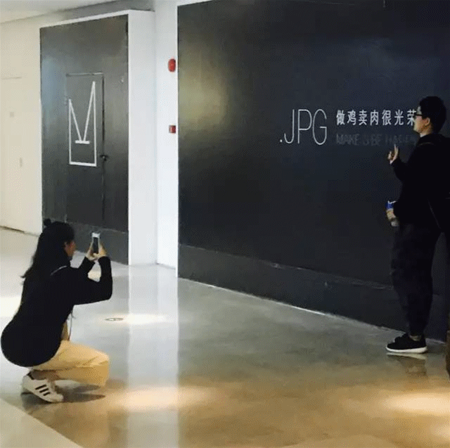 为了业务转型,他需要仪式感来下定决心 他