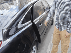 别人搭车总是大力摔车门车会有哪些损伤