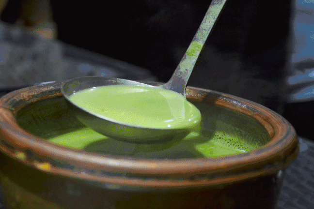 老板娘说,平时他们也经常不加任何配料单独喝,当作养