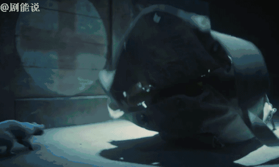 先是胡八一发现焚尸炉顶端盘踞着一只猛兽