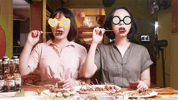 晚上行走在大街小巷,烧烤店的生意异常火爆,三五个朋友围坐在一起撸串