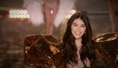 看着何仙姑带着翅膀,优雅地走在维秘的秀场上,简直就是仙女本人.