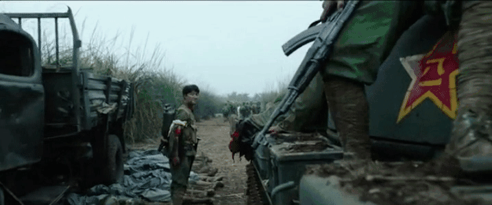 舞者一只脚穿解放鞋,一只脚穿芭蕾舞鞋,某种对抗和挣扎已经在潜流中