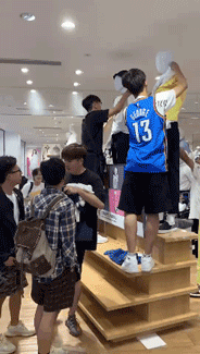 3�뱻���գ����¿���KAWS����T����������Ӫ����ͷ����ʱ������?