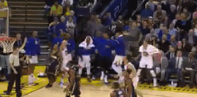 有网友调侃说 汤普森半场还落后步行者10分 克莱60分的集锦里面发现了