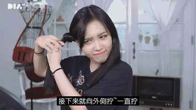 用一侧将头发固定,另手枪也是同样的教程卷起来.方法ug胶圈图片