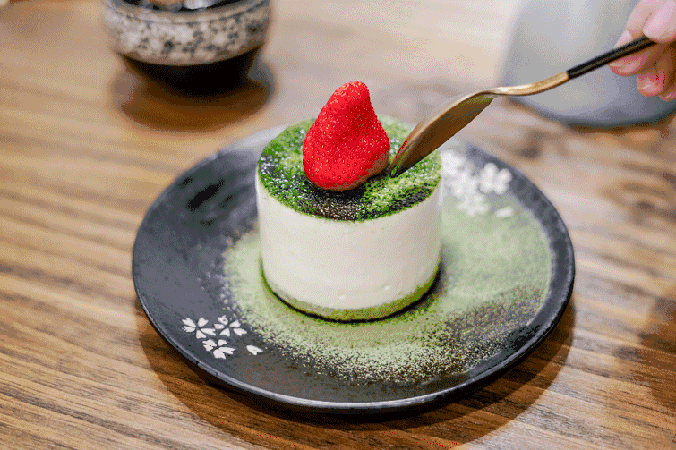 画意,让吃货都有点舍不得吃 而竹指的是夹在牛乳慕斯上下的抹茶蛋糕