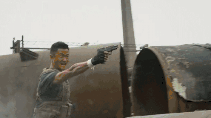 吴京拿命拍的《战狼2》,是一封写给谢楠的情书