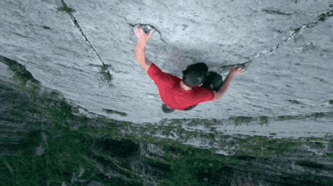 他们这群人所热爱的无保护徒手攀岩,也被称为free solo climbing,是