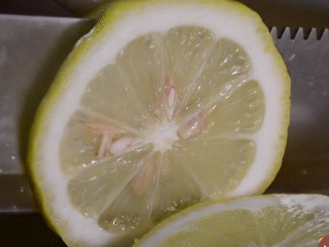 为使柠檬蜂蜜两种味道恰到好处的融合,倒入蜂蜜后必须再浸泡12小时