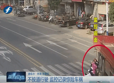 把电动车后座的小女孩推出 交警认定: 电动车驾驶员承担这起事故的