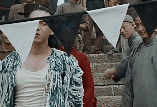 气焰嚣张,水下捞尸,水上探案从不低头,警察亲自抬起警戒线让郭爷过.