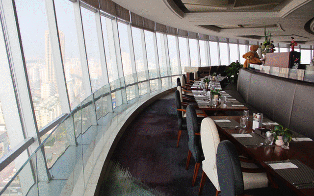 空中美食旋转餐厅采用豪华装修风格,格调高雅,舒适,温馨的环境,丰富