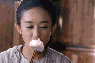 和赵丽颖穿着基本同款深蓝色夹克的倪妮,就是一本很好的教材.