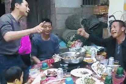 二,划拳喝酒  在敬酒和碰酒结束后,开始娱乐.