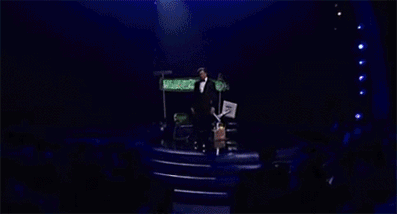 建筑热点   舞台使用了92000颗施华洛世奇水晶, 总重量高达3吨, 这样