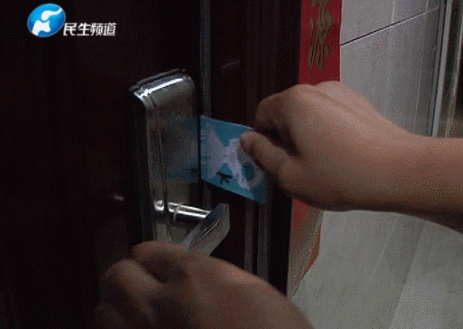 惊！一张卡片秒开防盗门 你家的门还安全吗？