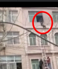孩子因为没有支撑，两个腿在空中挣扎