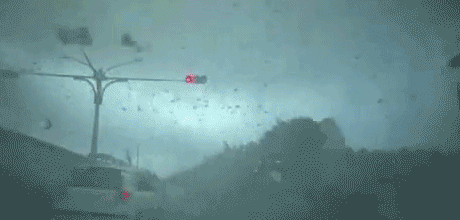 个别乡镇(或街区)雨量可达暴雨程度 这种天气中极易伴 有雷暴大风