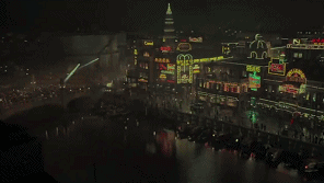 《八佰》戳中那些你无法正视的真相.....