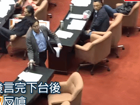 在郑天财结束发言并走下台后,遂遭民进党