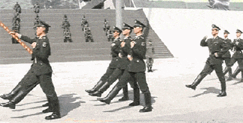 外國男記者偶遇中國三軍儀仗隊 激動的結(jié)巴了