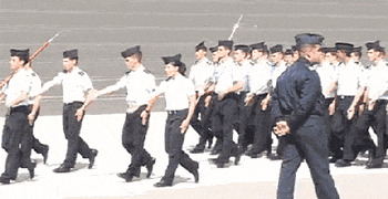 外國男記者偶遇中國三軍儀仗隊 激動的結(jié)巴了