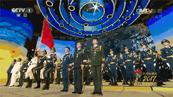 外国男记者偶遇中国三军仪仗队 激动的结巴了