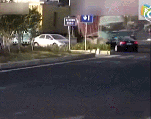 大货车压下来一瞬间,小车司机一个动作逃过鬼门关!