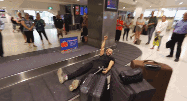 他钻进行李箱托运了自己.no zuo no die这真是.