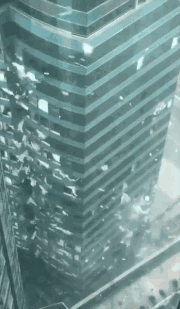 還有玻璃幕墻，現在的城市建筑，為了好看美觀，大量使用玻璃幕墻。但哪怕玻璃上貼上了各種“米”字，在這場臺風中，很多玻璃幕墻真是不堪一擊，海水一沖就破碎，大風一刮就飄蕩，這畢竟是鋒利的玻璃碎片啊，帶來的是巨大的風險隱患。