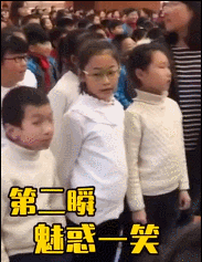 张大嘴翻白眼 抢镜第二招 狡黠不失机灵的小眼神 抢镜第三招 挑眉