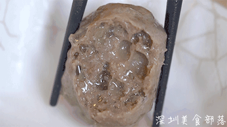 不仅可以当乒乓球打,它家的牛肉丸还特别容易爆汁!