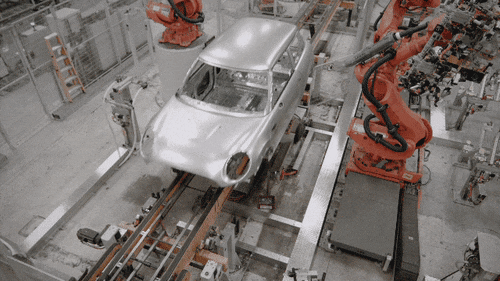 在牛津工厂,mini与机器人谈着一场68秒的