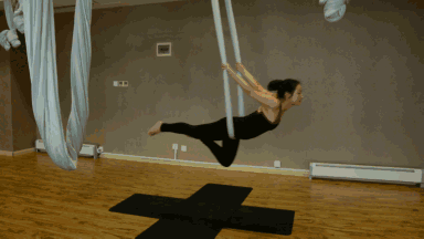 总觉得空中瑜伽和芭蕾有着某种谜之相似的地方,可能都是源于那份优雅