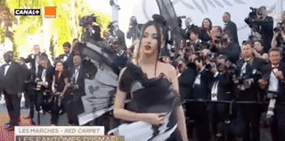网红占领戛纳红毯好尴尬，女明星蹭红毯也没啥…