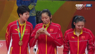 朱婷 行走的表情包 专治各种不服 抖腿姐妹花 喂!你们在领金牌啊!