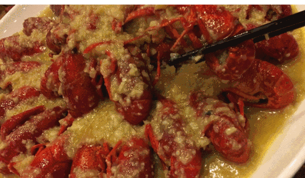 小龙虾配啤酒,烤肉配着北冰洋,旁边有你陪我