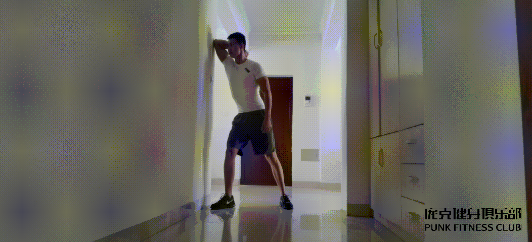 保持均匀流畅的呼吸,左右30秒/2组训练重点3保持胸部伸展,静态拉伸2上