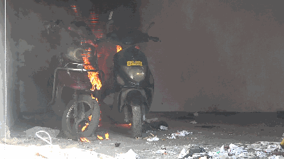 实验开始,消防队员将2辆电动车停放在该楼一层的房间内,然后采取点火