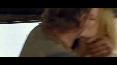 男人们当然也不会放过这个天赐良机,趁机揩油.