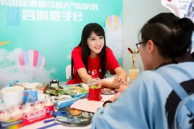 SNH48总选握手会 成员暖心接待粉丝