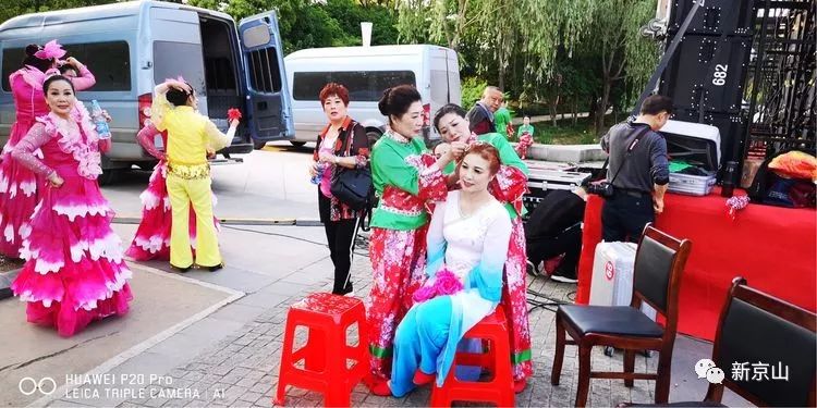 京山这些形式以视频歌舞庆祝"五一"老人看鲍图片