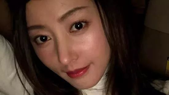 张天爱深夜晒自拍不加美颜 网友:女神怎样都美