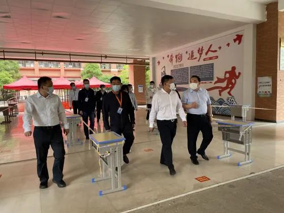 凌敏杰督导全县中小学校全面复学工作