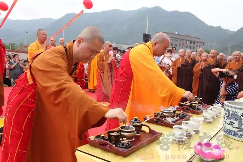 七塔禅寺方丈可祥大和尚(左),阿育王寺方丈界源大和尚(右)拈香(摄影