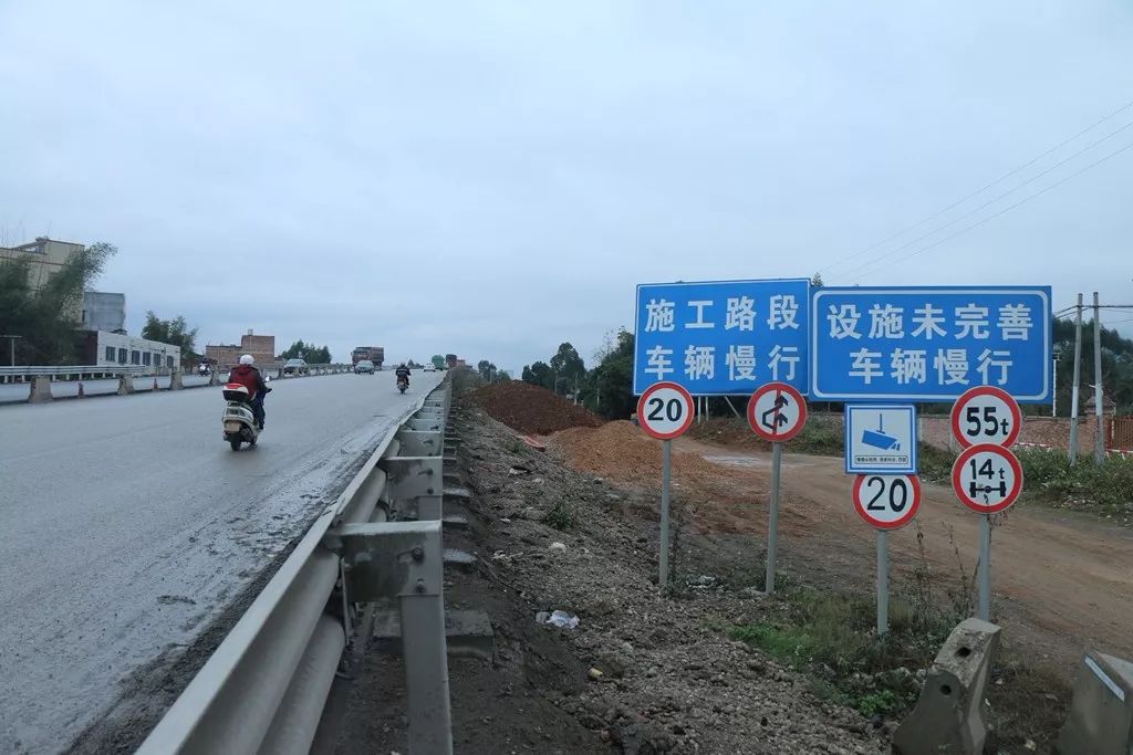 覃塘这一路段将提升为双向六车道,并实行半封闭施工,工期为.