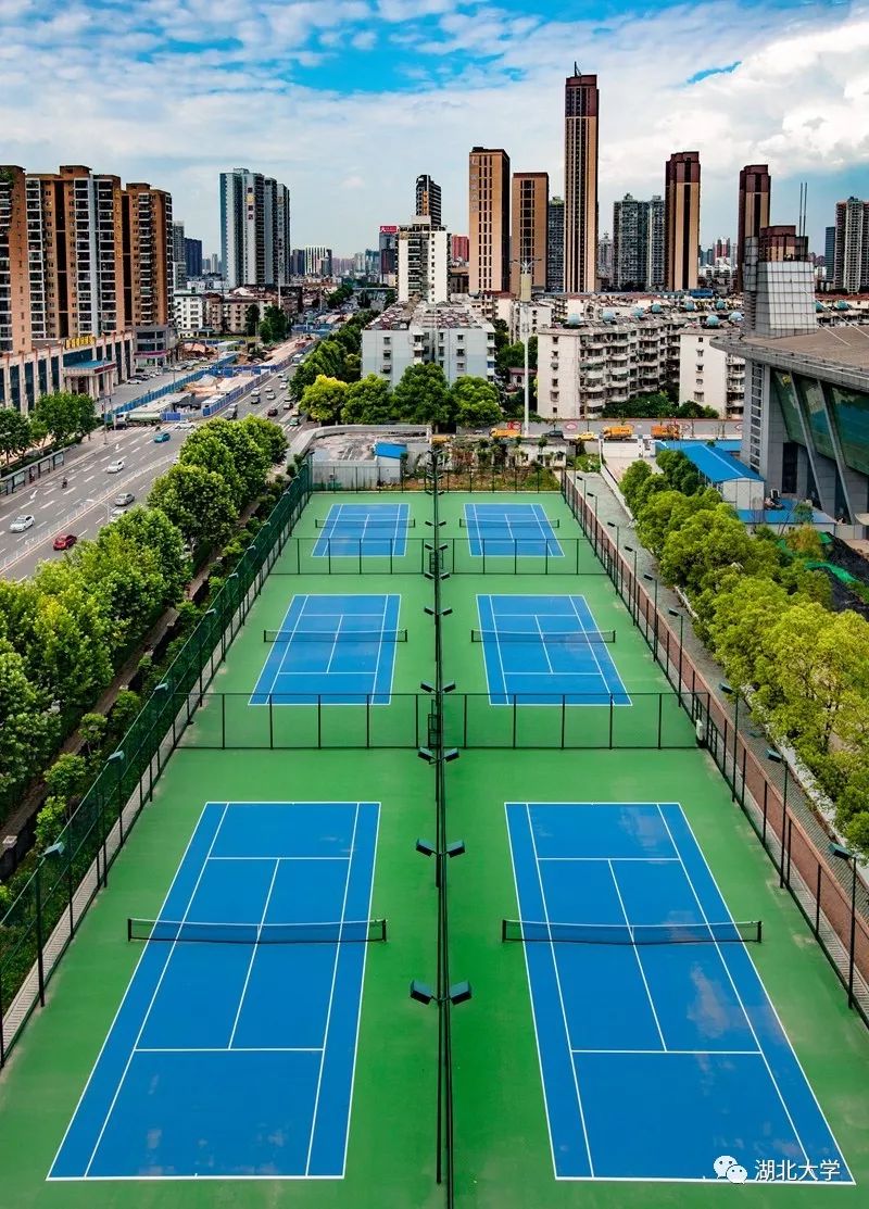 湖北大学有3个体育馆,大巴运动场,乒乓球馆,足球场,网球场,篮球场西岭雪山滑雪场田径图片