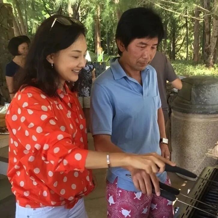 牛莉一家三口过端午!豪门丈夫颜值一言难尽,女儿却长成爸爸翻版了